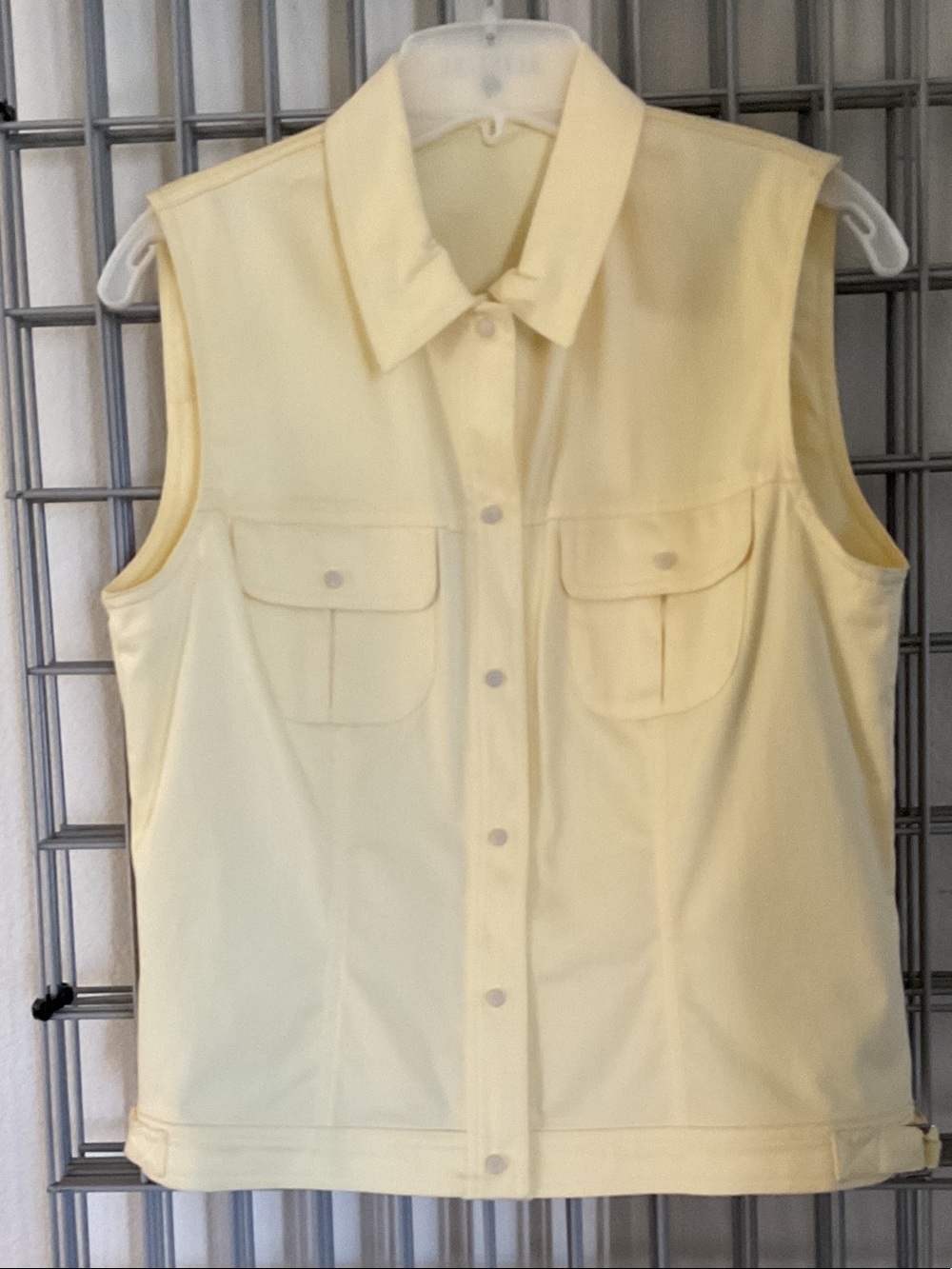 Marie-Válois Sleeveless Button-Down Golf vest - buttery-Yellow. EUC